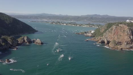 aérea: lanchas passam pelas cabeças para entrar na charmosa lagoa knysna