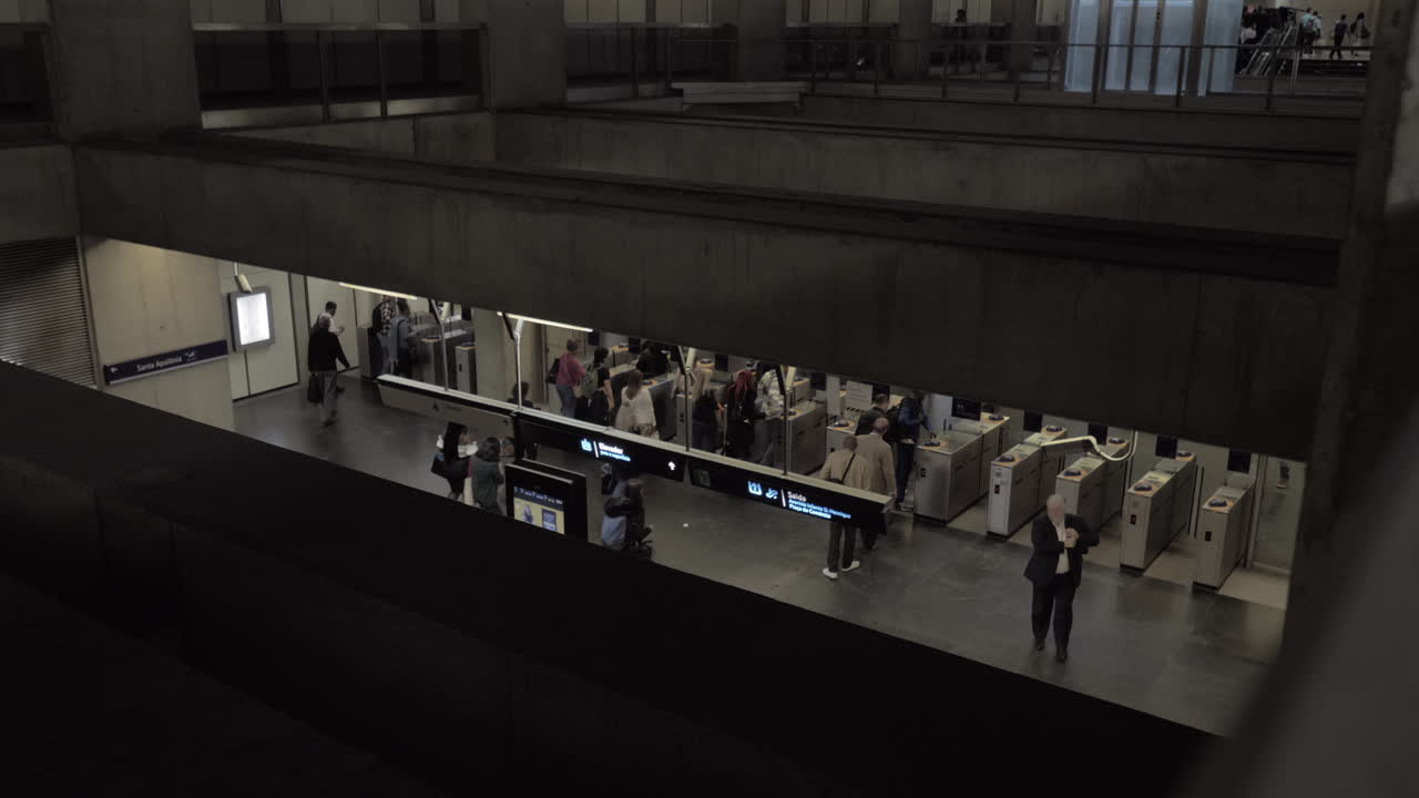 вид с вершины людей, идущих через автоматические турникеты