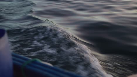 disparo de cerca de las olas en el océano mientras el barco navega a través
