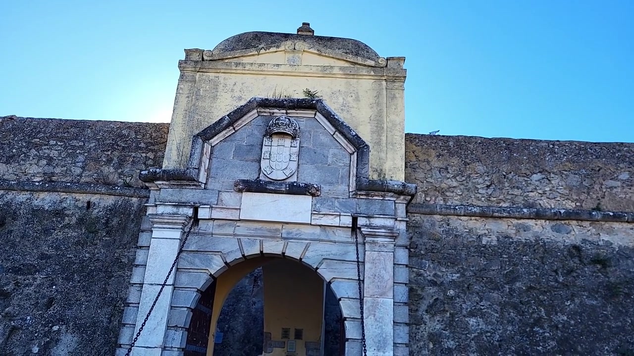 Mura difensive. Passeggiata lungo le mura di un forte militare. Forte di Santa Luzia. Elvas. Portogallo. Vista panoramica di mura fortificate e torri di guardia. Fortezza militare con bastioni.