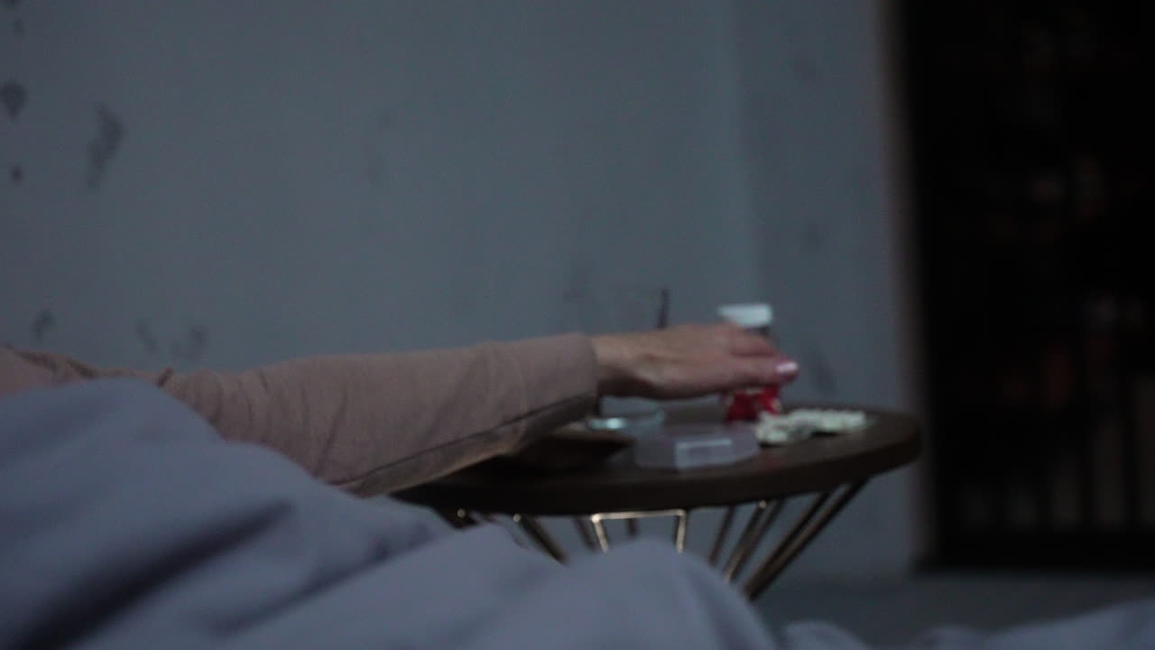 집에서 침대에 누워 있는 여자