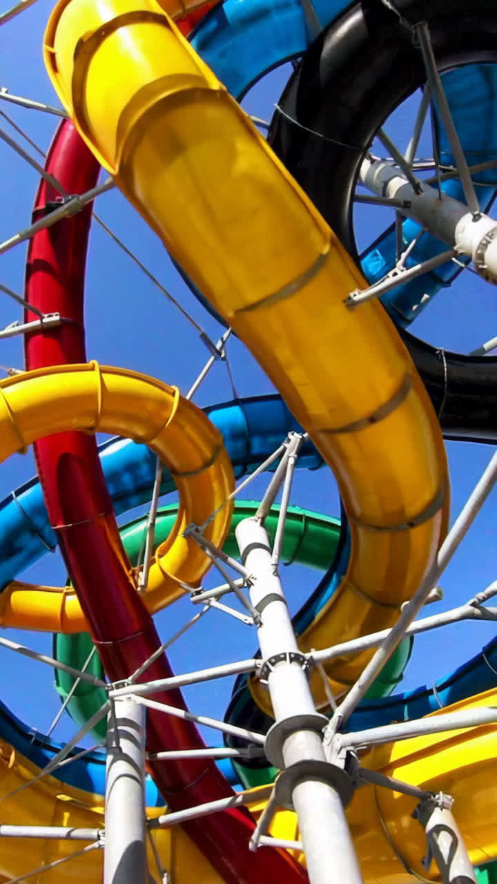 coloridos toboganes de parque acuático