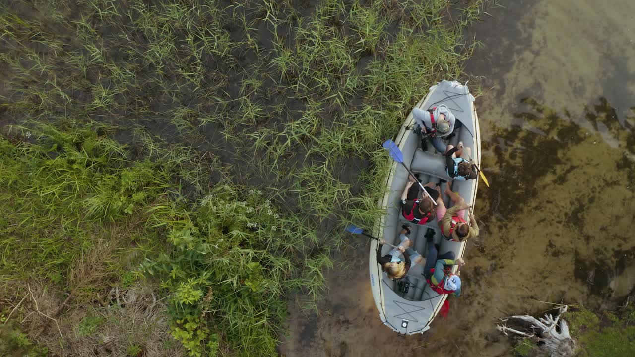 Ripresa con drone di persone che iniziano un giro in barca sul lago.