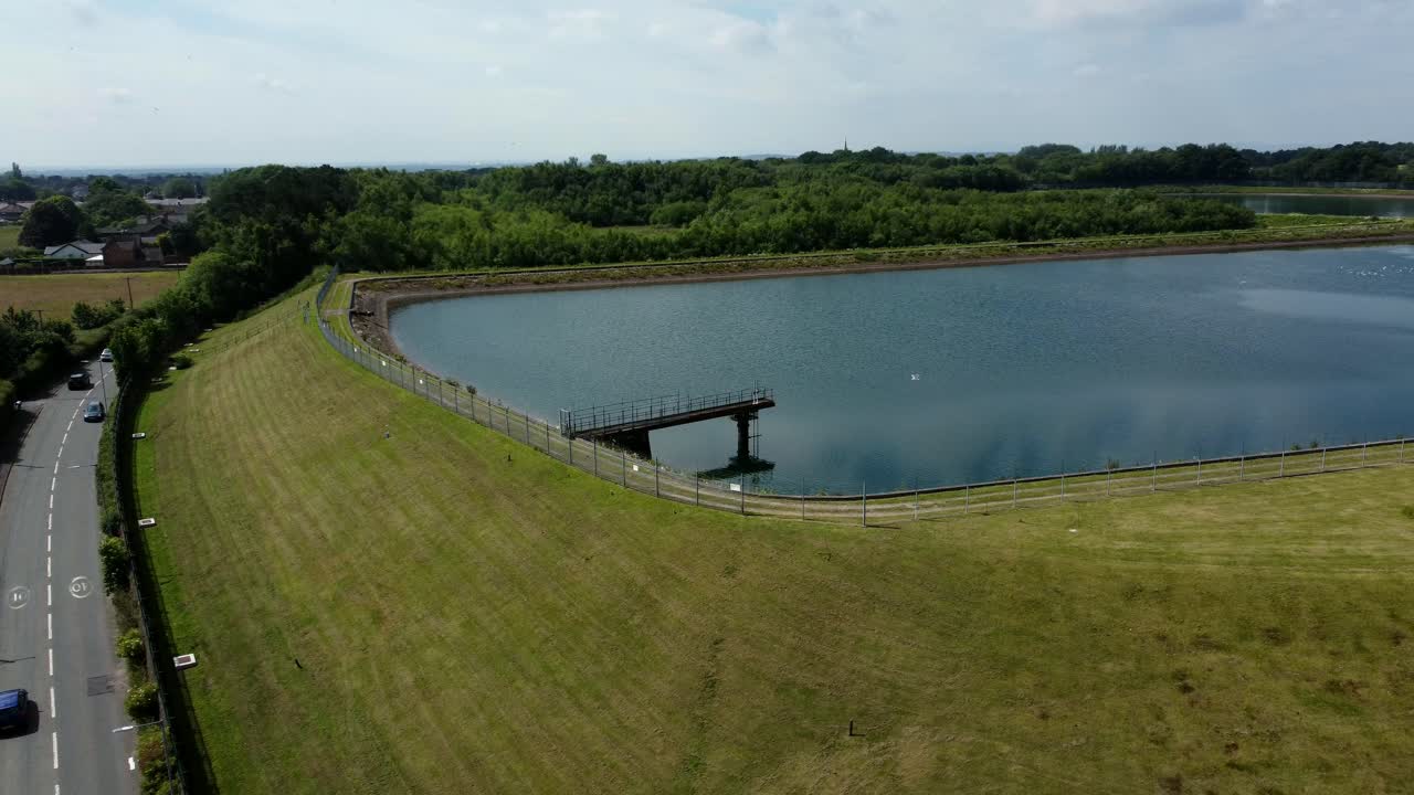 abastecimiento de agua depósito contaminación de aguas residuales problemas sociales vista aérea circundando el campo rural lago