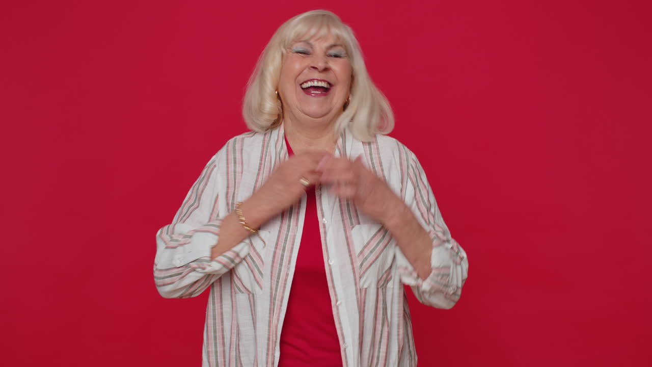 радостная женщина, смеющаяся вслух после того, как услышала смешную анекдоту, смешную шутку, чувствуя себя беззаботной, развлеченной.