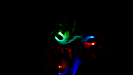 chicas bailando con trajes de led.