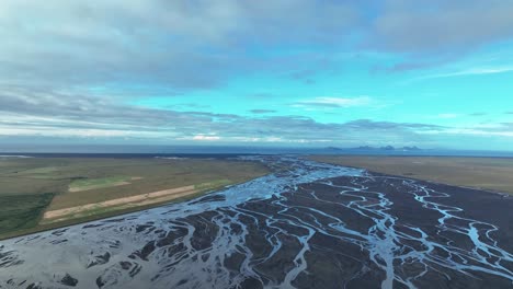 Naturaleza-Islandesa-Con-Un-Enorme-Lecho-De-Río-E-Islas-Westman-Al-Fondo,-Sur-De-Islandia