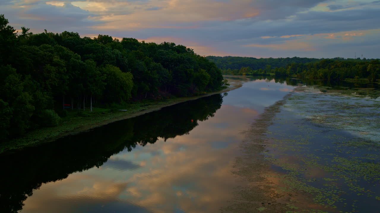 Riflessione del fiume al tramonto