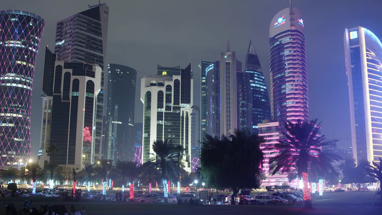 Sheraton Park a Doha di notte.