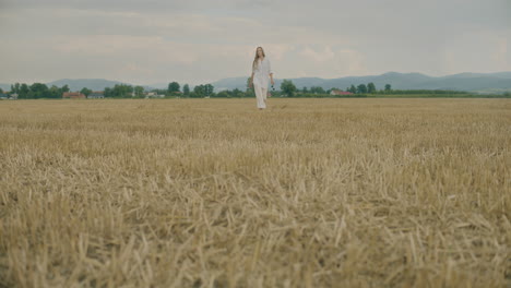 Lächelnde-Bäuerin,-Die-Auf-Dem-Feld-Spaziert