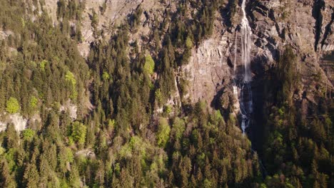 Drohnenaufnahmen-Aus-Der-Luft,-Die-Aus-Der-Ferne-Mit-Traumhaftem-Blick-Auf-Den-Fallbach,-Einen-Atemberaubenden-Wasserfall-In-Grindelwald,-Schweiz,-Hereindringen