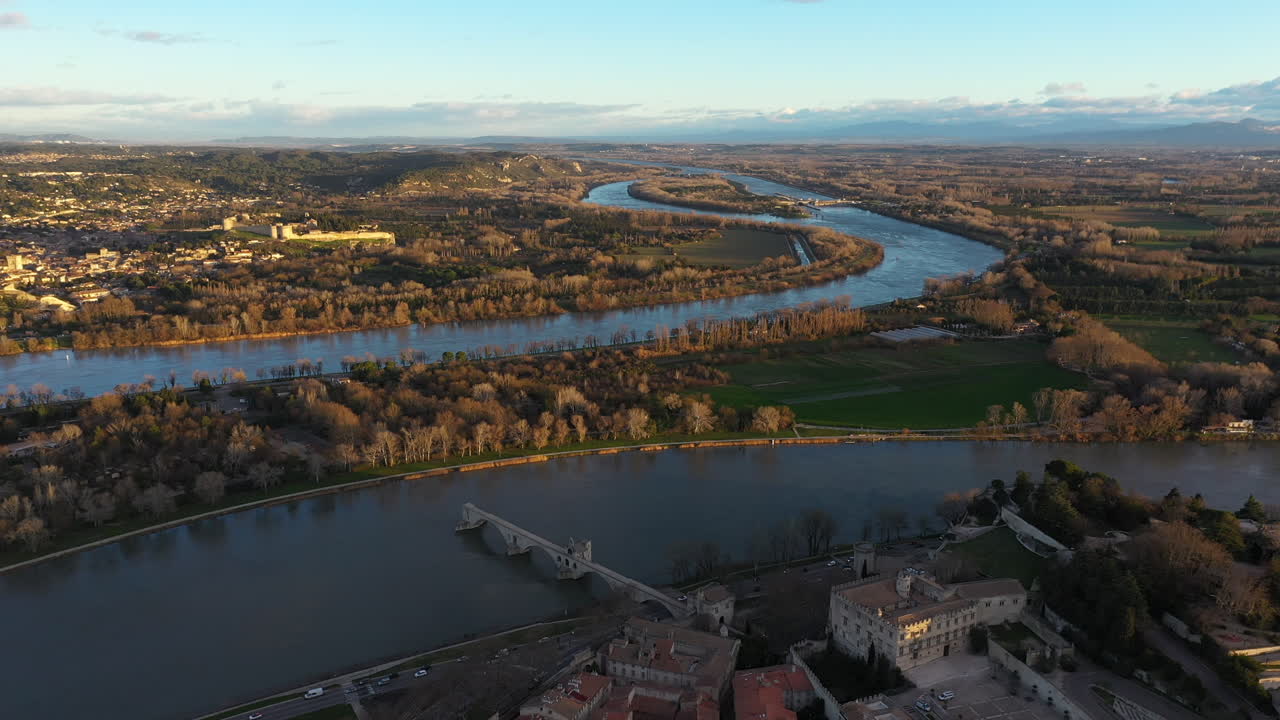 vista aérea del puente de avignon río ródano hermosa salida del sol isla fluvial