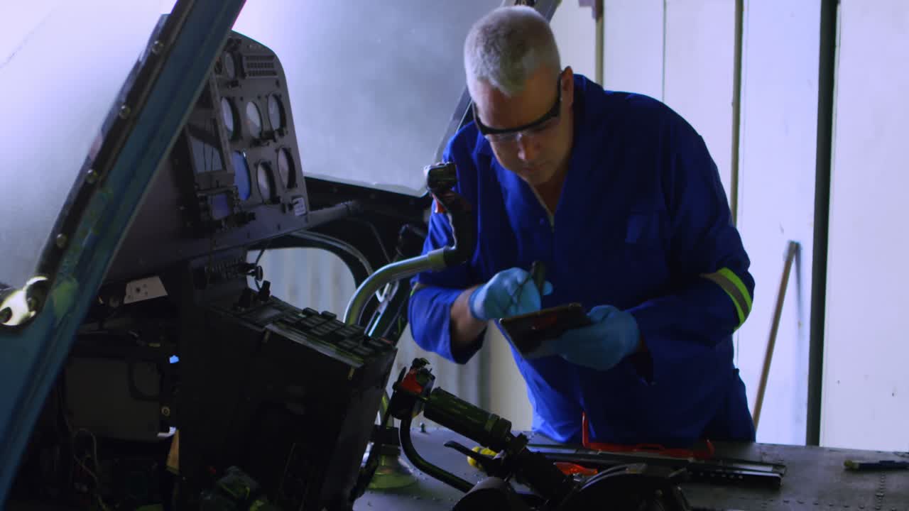 ingeniero examinando aeronaves usando una tableta digital 4k