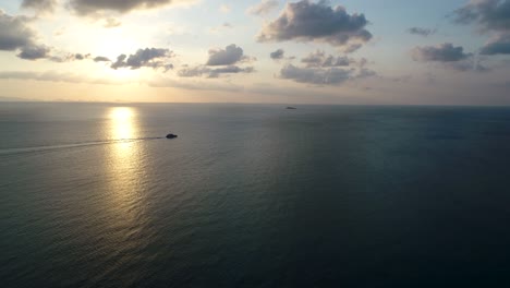 el barco a motor navega en el mar. la belleza del paisaje natural. tailandia. video de drones. 4k