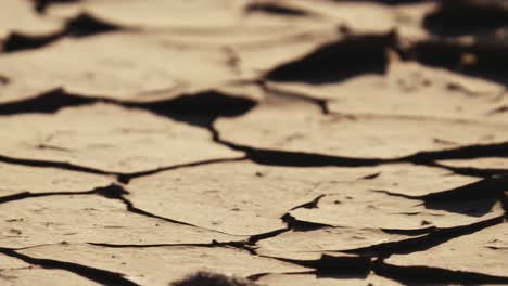 Trockene,-Rissige-Erde,-Ausgedörrt-Von-Sonne-Und-Wind