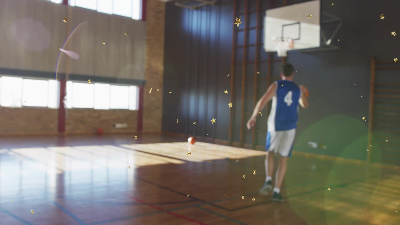 Giocatore #4 che fa cadere la borsa da marinaio e palleggia superando il difensore verso il canestro durante il riscaldamento per un esercizio sportivo