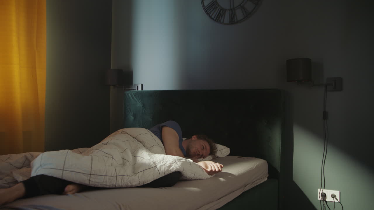 침실에 있는 남자