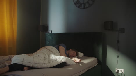 hombre en el dormitorio
