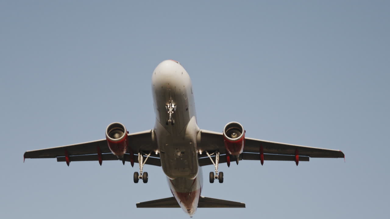 Avión volando en el cielo para aterrizar en el aeropuerto a cámara superlenta al atardecer