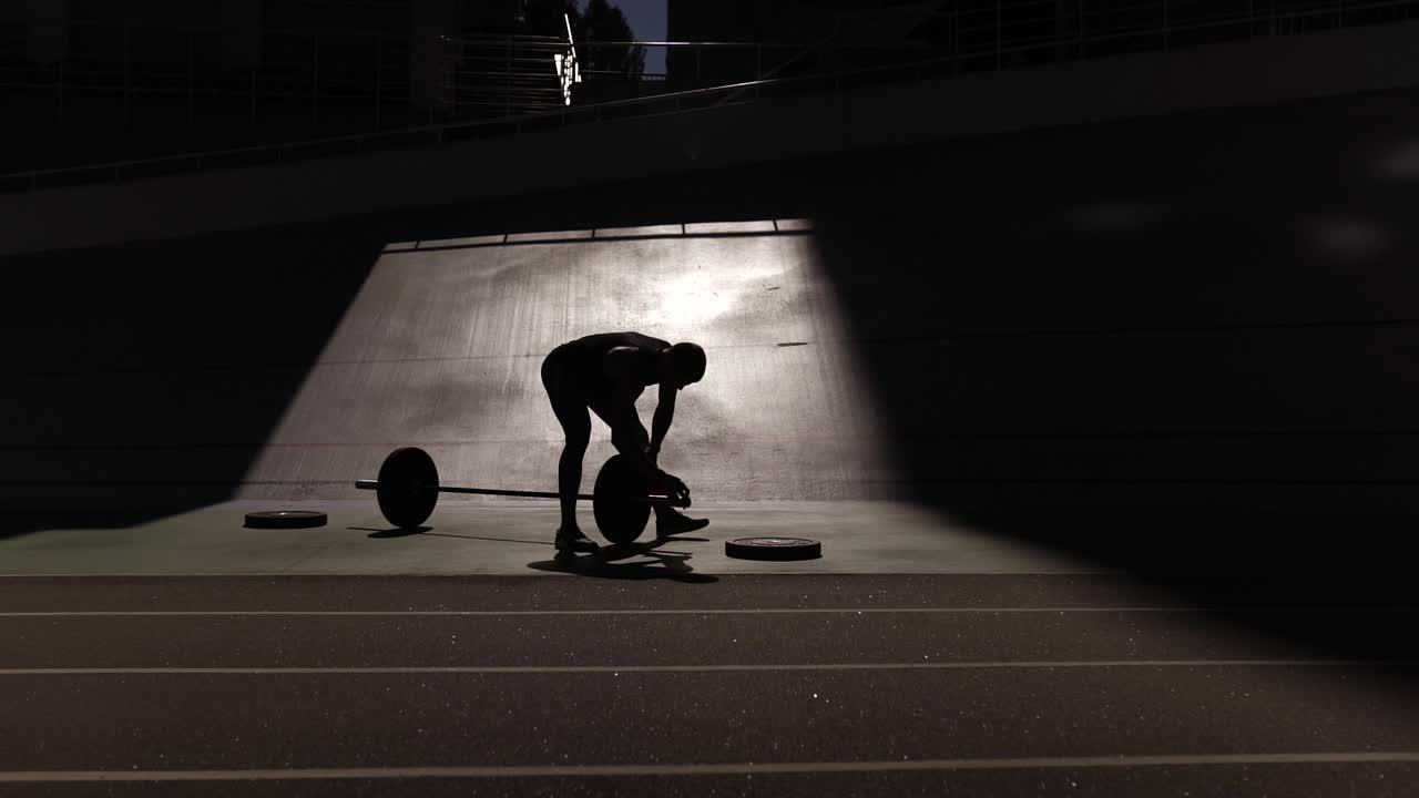 밤에 웨이트 리프팅 운동