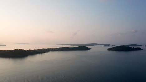 Imágenes-Aéreas-De-Drones-Que-Muestran-Una-Vista-Panorámica-De-Un-Archipiélago-Insular-En-Camboya-Durante-El-Amanecer.