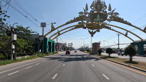 progresión de un vehículo a través de una calle tranquila