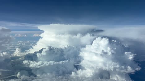 vista única desde la cabina de un jet a nivel de crucero de dos enormes cumulominmus por delante