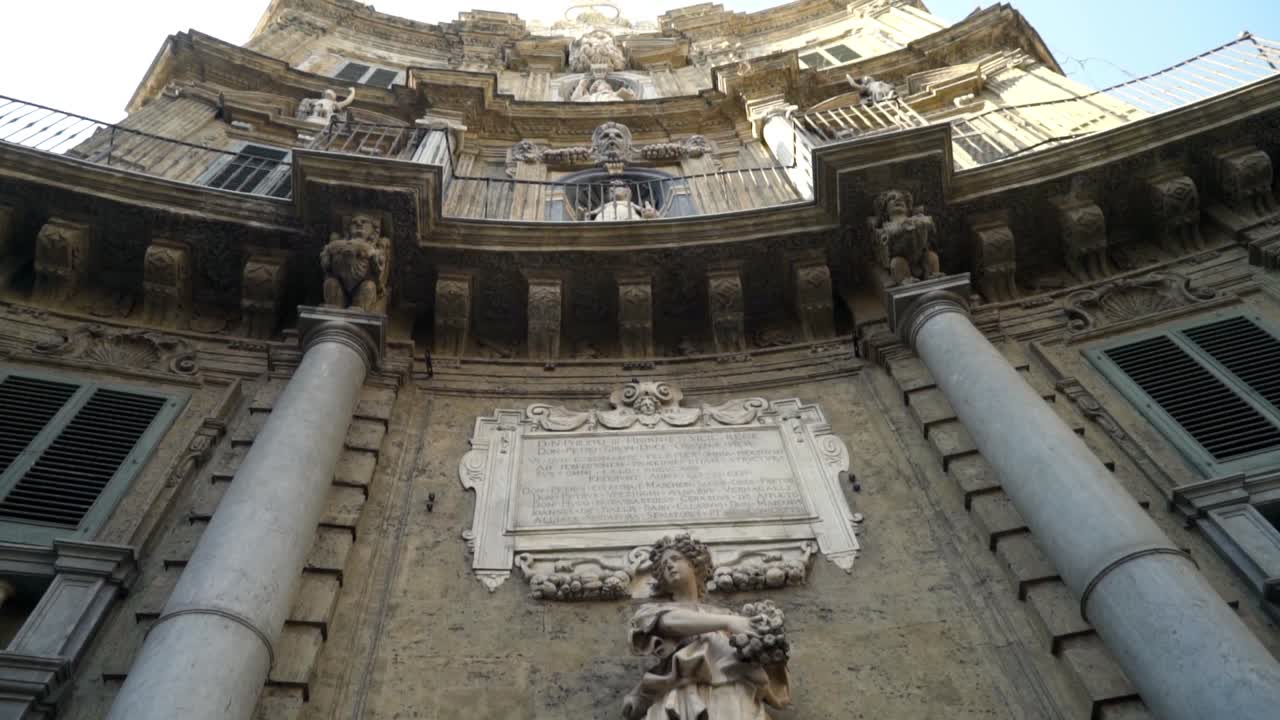 이탈리아 팔레르모 에 있는 한 건물 의 건축적 세부 사항