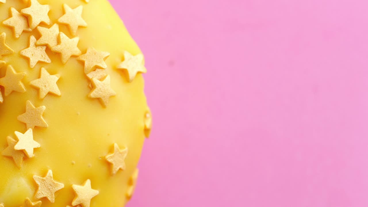 el donut glazado de primer plano.