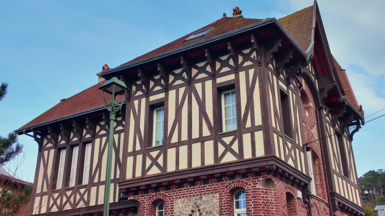 Tradizionale casa a graticcio a Etretat in Normandia con facciata in mattoni e legno