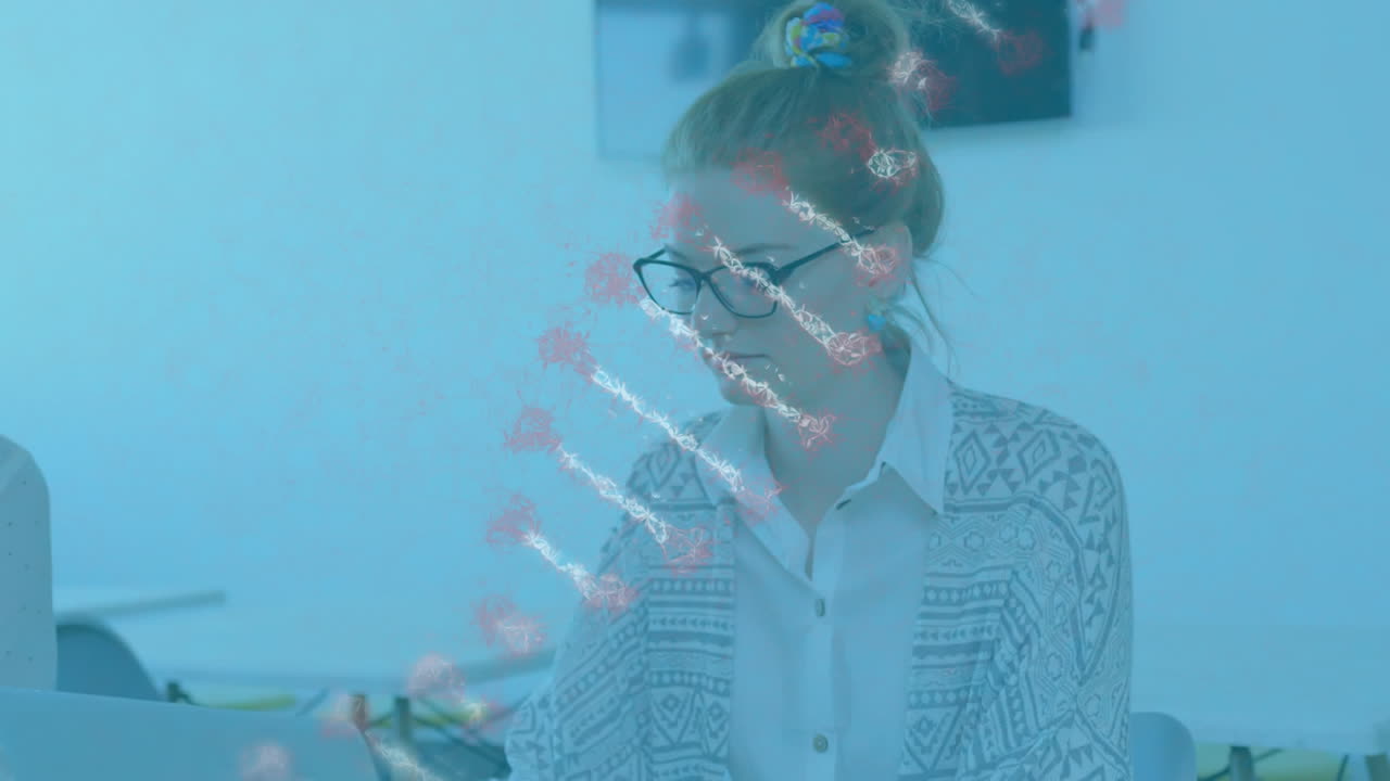 animación de una cadena de adn girando sobre una mujer de negocios usando una computadora portátil