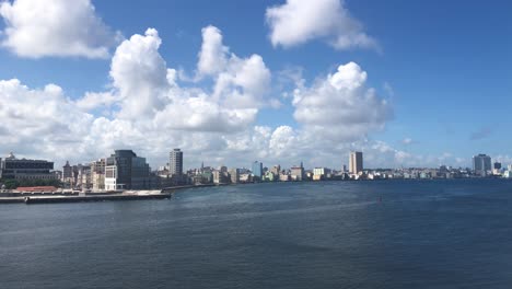 Kameraschwenk-Entlang-Der-Skyline-Von-Havanna,-Kuba