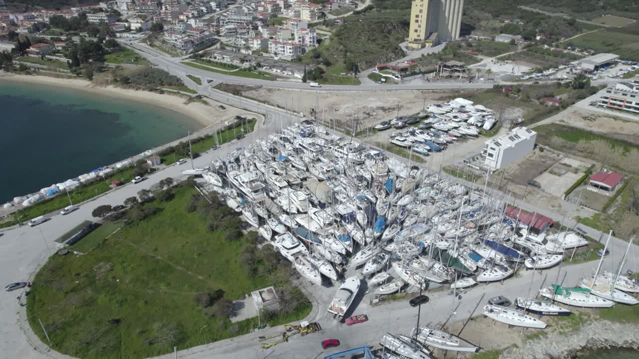 Vista Panorâmica Aérea de Estaleiro de Marina com Embarcações Armazenadas em Terra no Porto de Nea Peramos em Kavala, Grécia.