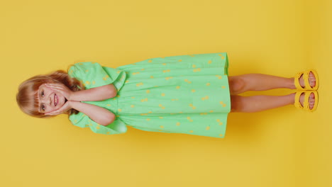 niño asustado niño asustado niña niño aterrorizado por problemas de peligro, sufrimiento fobia, miedo, estrés, pánico