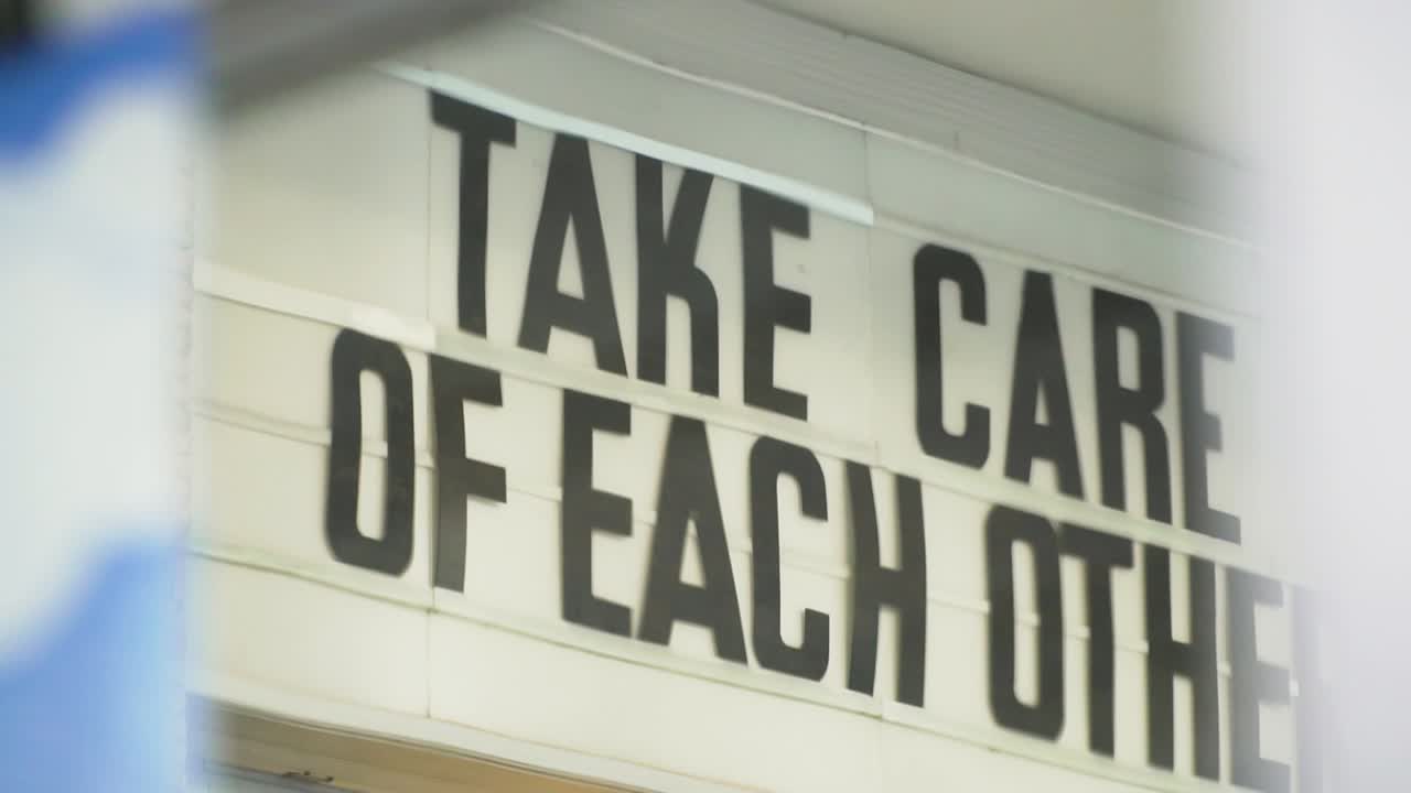 코로나 동안 메시지가 있는 영화 광고 문자의 슬로우 모션