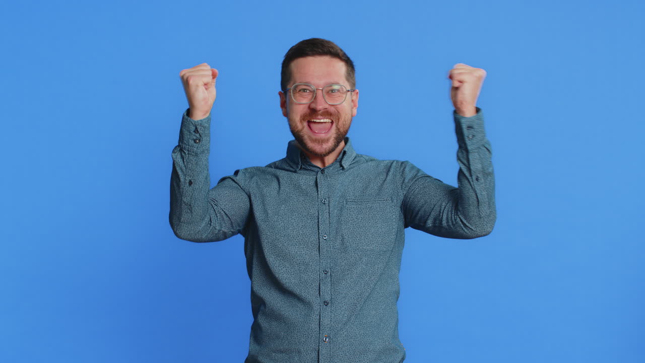 hombre asombrado sorpresa mirando a la cámara con ojos grandes conmocionado por la victoria repentina wow emoción