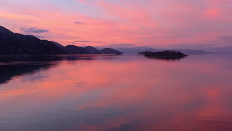 Schöne-Naturlandschaft-Mit-Orangefarbenem-Sonnenuntergang,-Der-Sich-Im-Wasser-Widerspiegelt