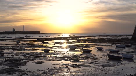 Hermoso-Paisaje-De-Puesta-De-Sol-Con-Barcos-En-Marea-Baja-Junto-Al-Océano