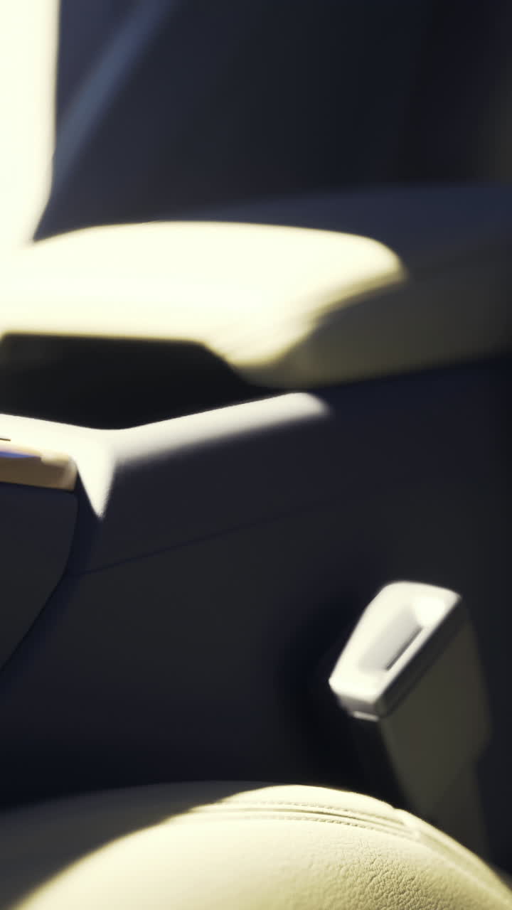 Interior confortable de un coche moderno con elegantes elementos de diseño