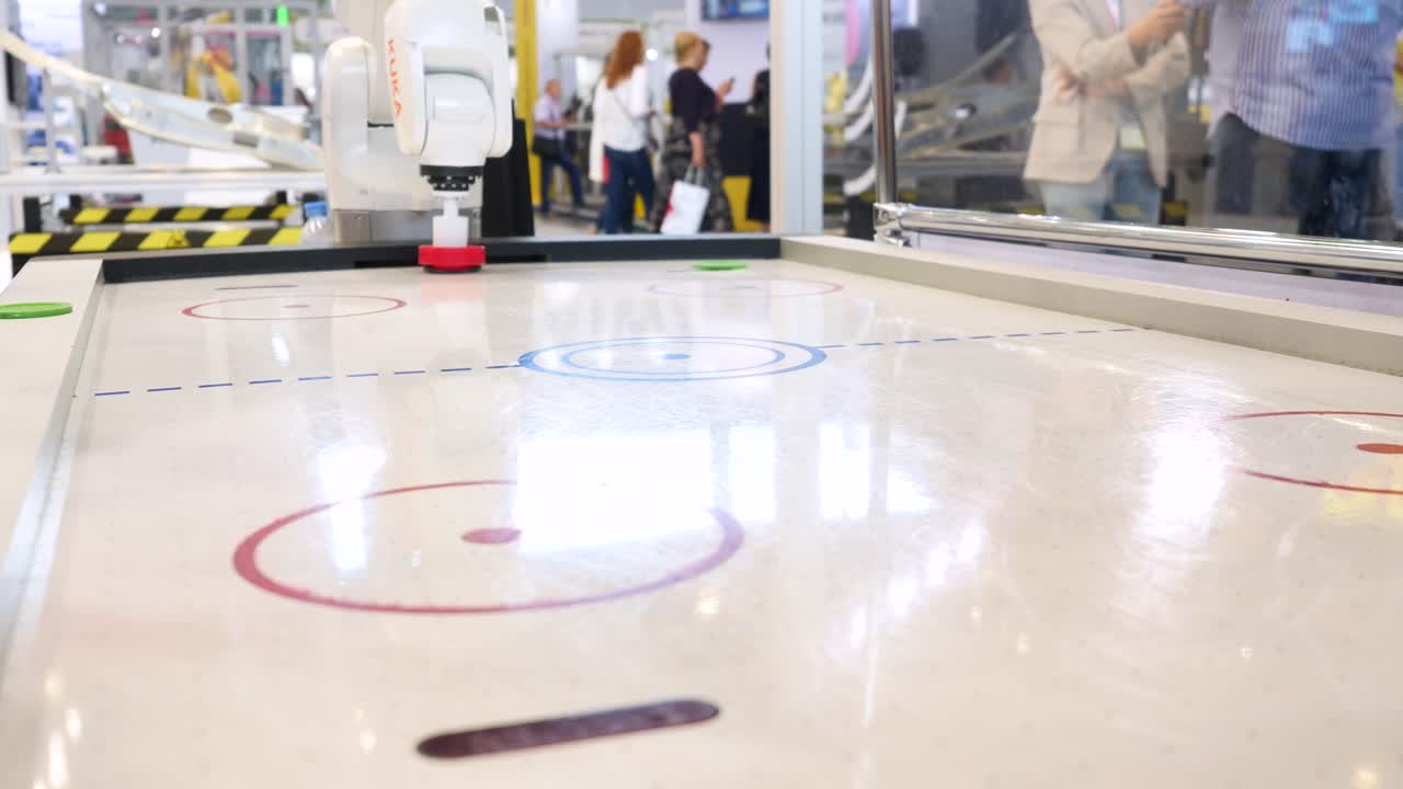 에어 하키를 하는 로