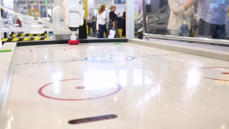 robot jugando al hockey aéreo