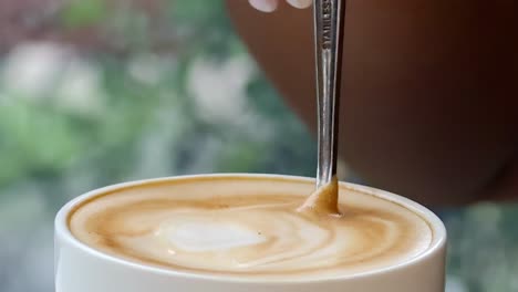 el café se agita a mano en una taza.