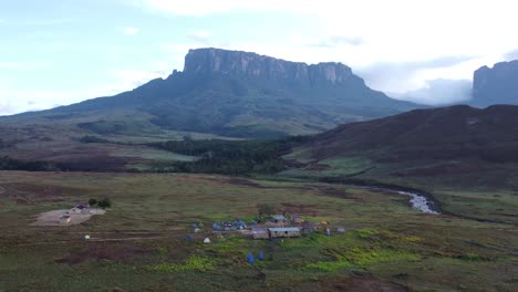 Vista-Aérea-Del-Campamento-Del-Río-Tek-En-Medio-De-La-Pradera-De-Roraima-Tepui