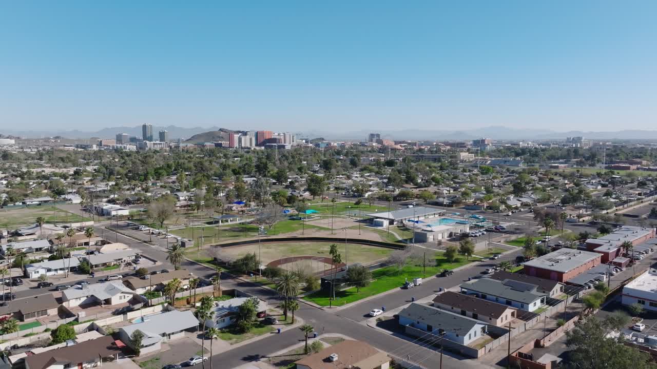 미국 애리조나주에 있는 야구장과 나무가 있는 스포츠 구역, 공중 포워드 와이드, 다운타운 스카이 라인.