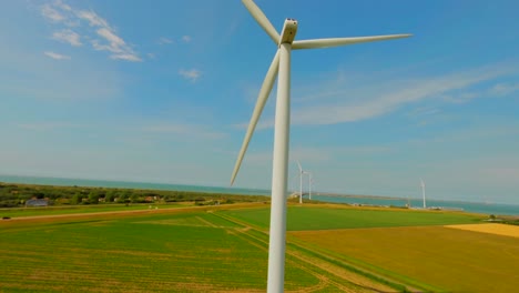 Toma-Aérea-De-Grúa-De-Drones-De-Turbina-Eólica-Giratoria-En-Campo-De-Granja-Verde