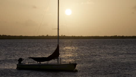 Velero-Al-Atardecer-En-El-Océano-Cerca-De-Bonaire,-Las-Antillas,-El-Caribe