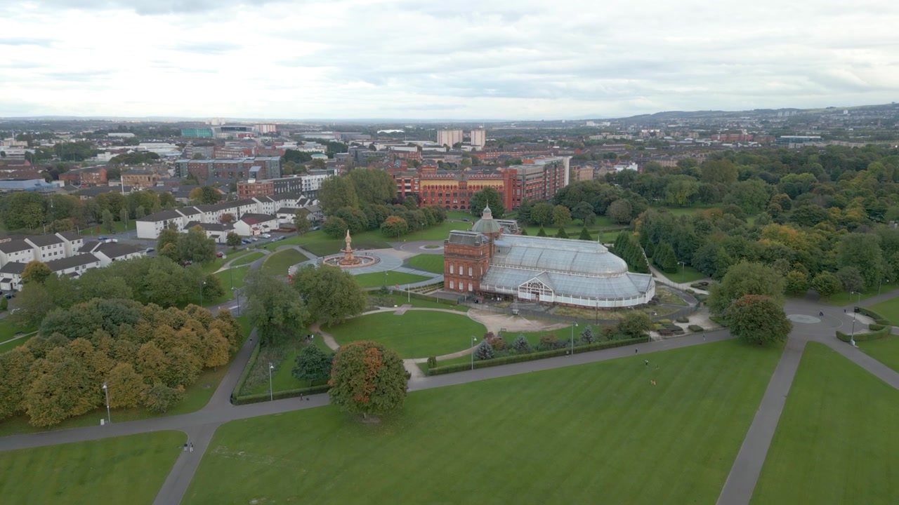 Luftfoto som zoomer inn på People's Palace ved Glasgow Green