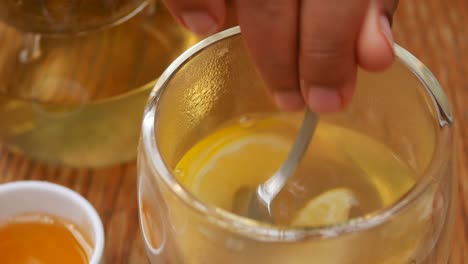 adding lemon to hot tea