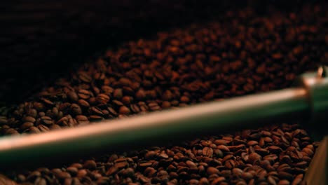 Kaffeebohnen-In-Zeitlupe,-Die-In-Einem-Kaffeeröster-Gemischt-Werden