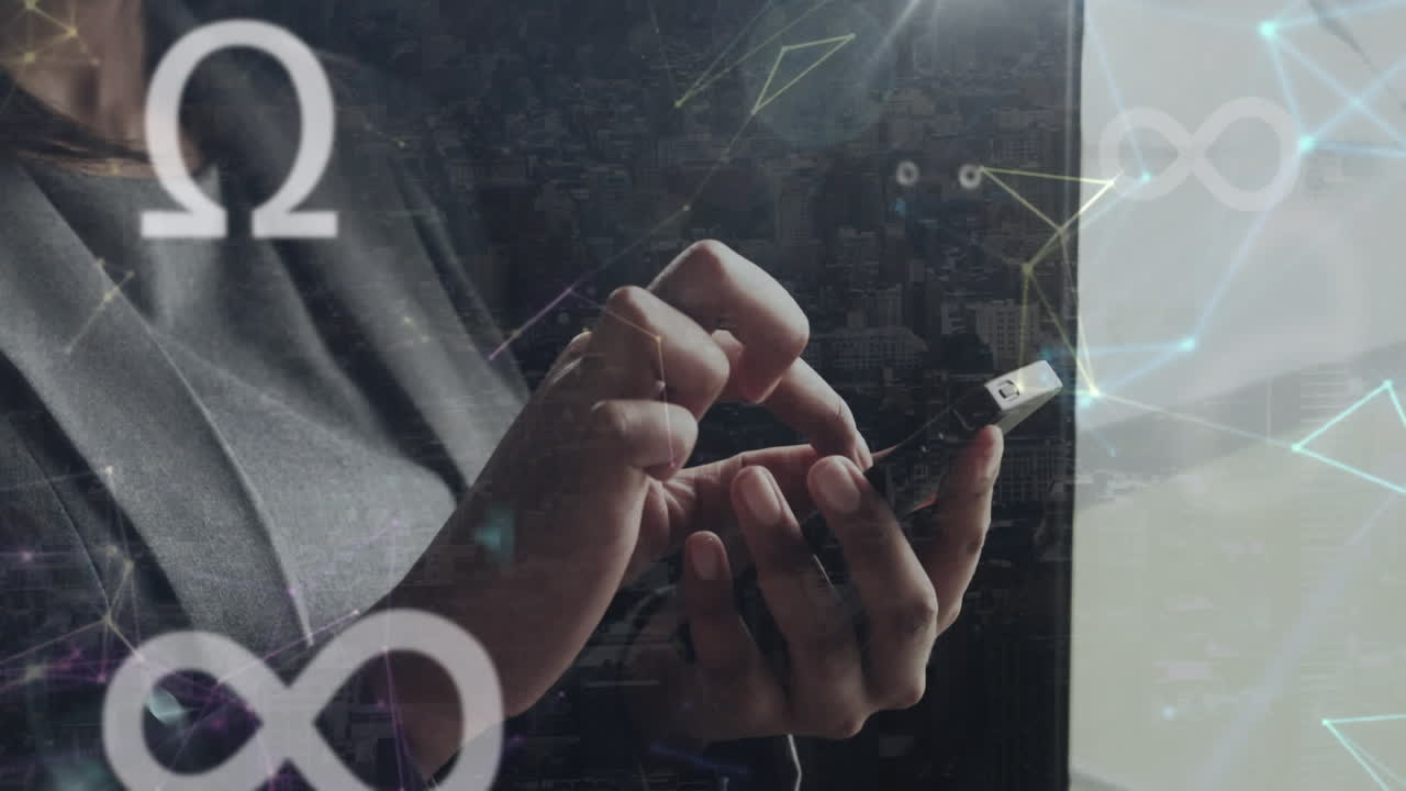 animación de la red de conexiones y letras que caen sobre las mujeres de negocios caucásicas.